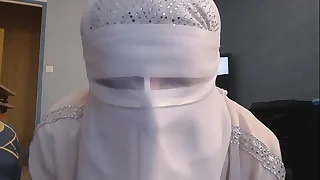 kahba arabe voilée montre ses gros nichons en dansant